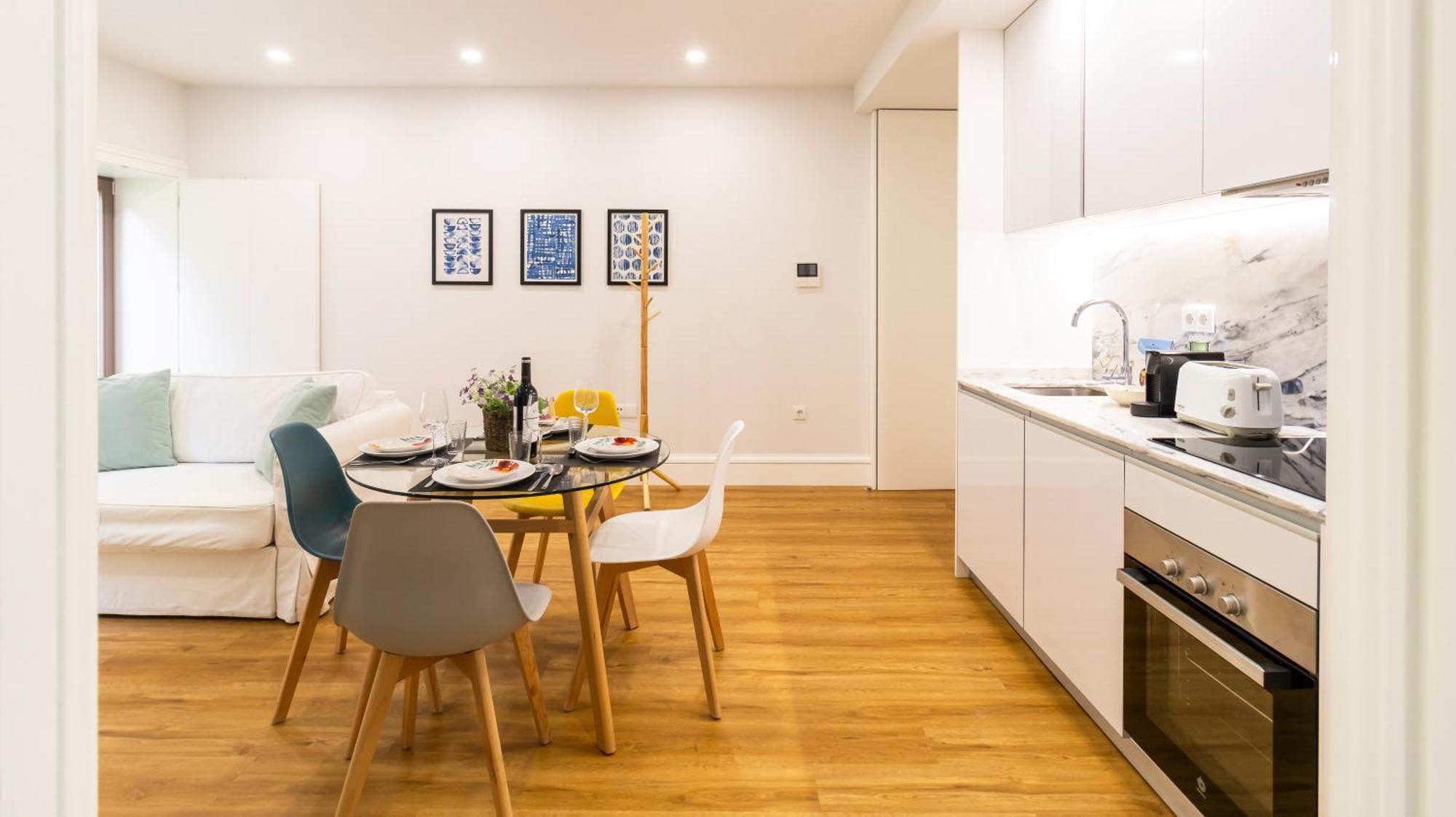 River Flat W/ Patio By Lovelystay Порту